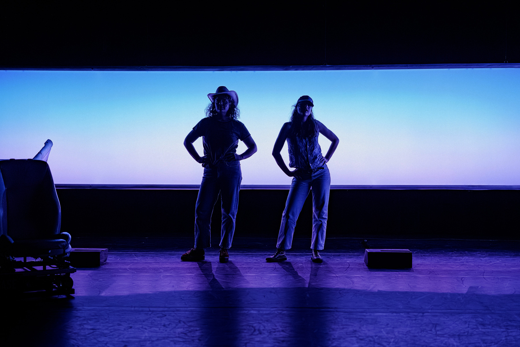 Deux silhouettes en contre devant un cyclorama bleuté